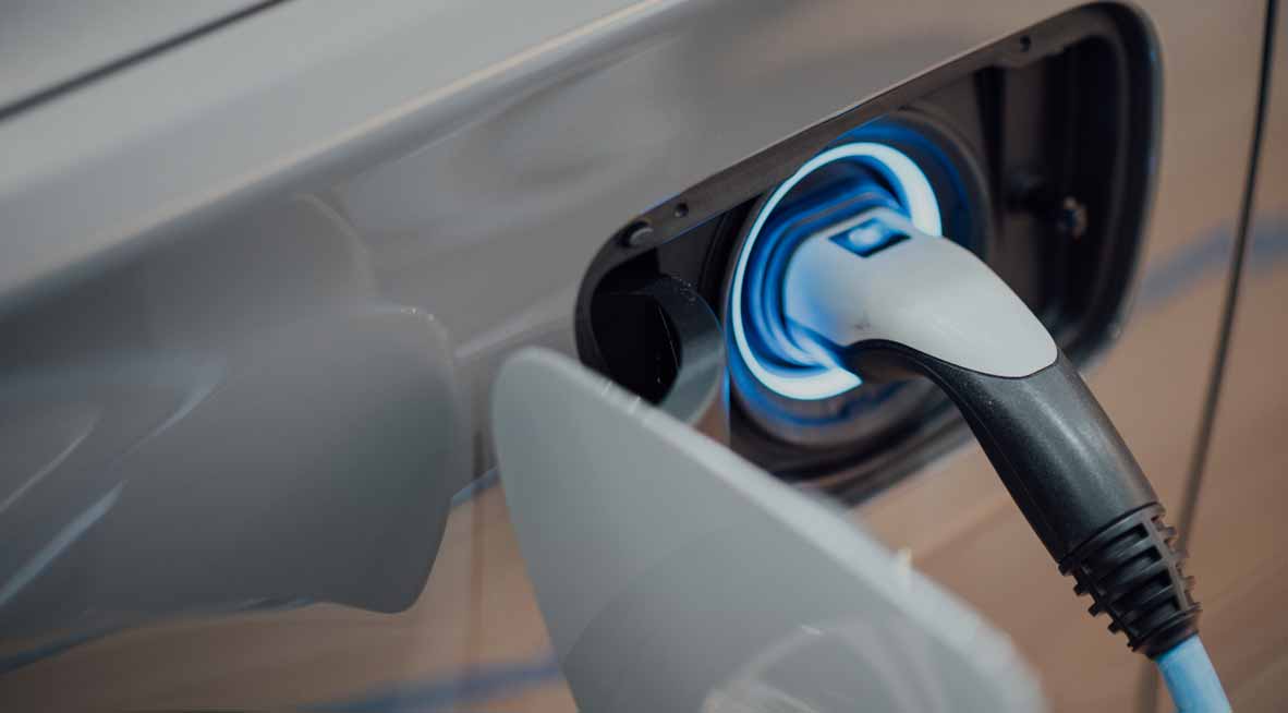 Ein Ladekabel ist eingesteckt in einem Elektrofahrzeug zum Laden des Fahrzeugs