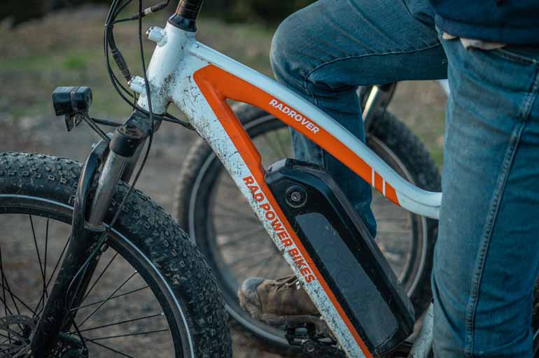 Nahaufnahme eines eBikes, auf dem eine Person fährt