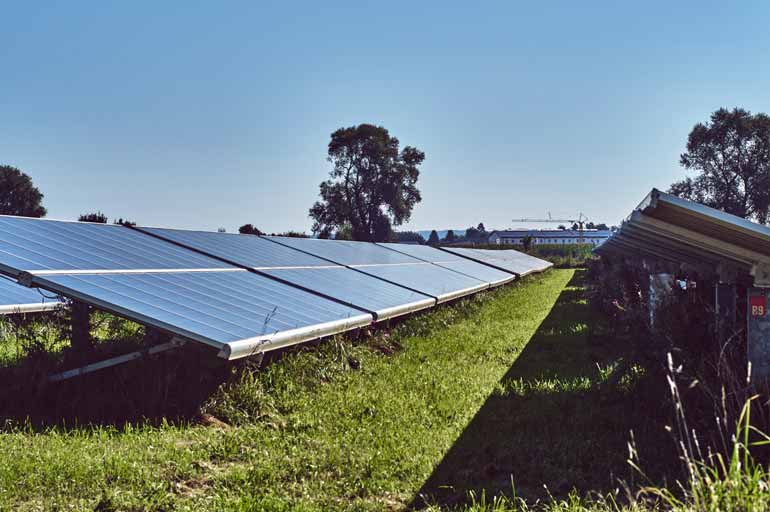 Große Solaranlagen auf einer Wiese