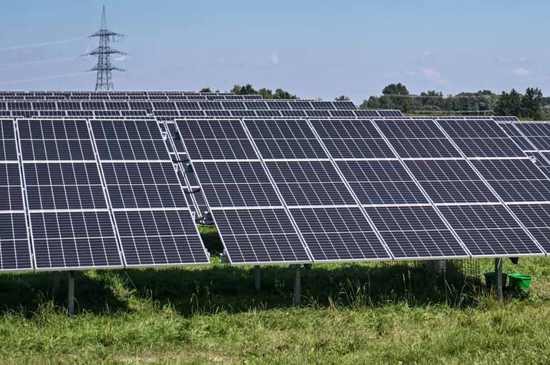 Große Solarpanelen auf einer Wiese