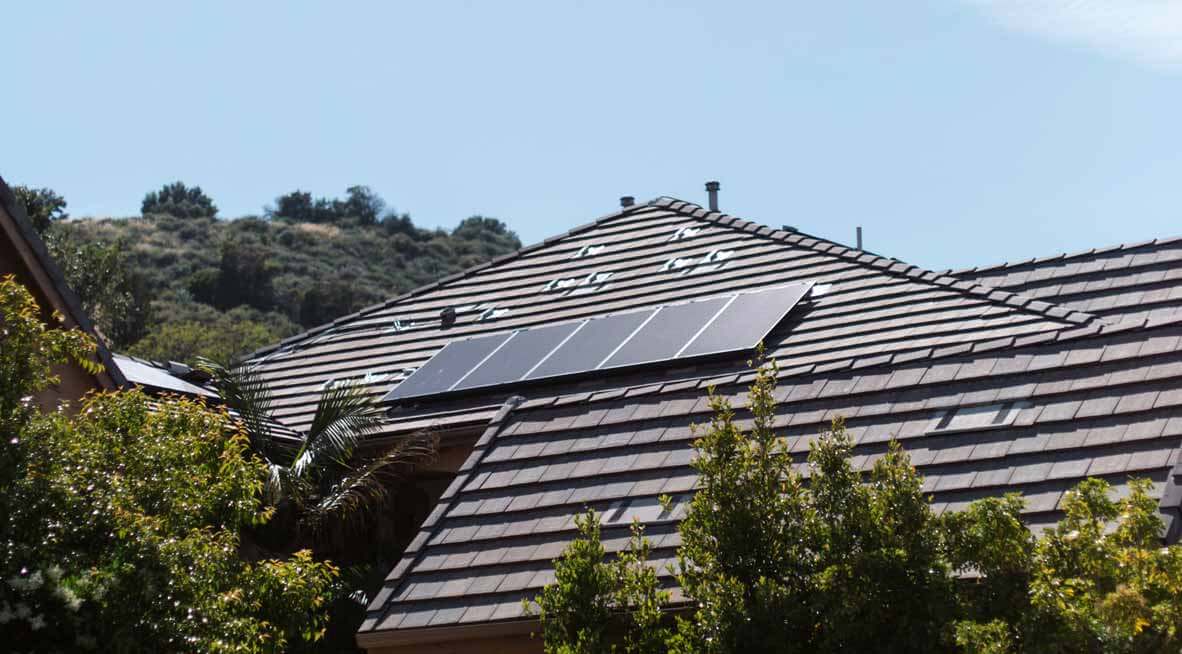 Ein Hausdach, auf dem Solarmodule angebracht sind.