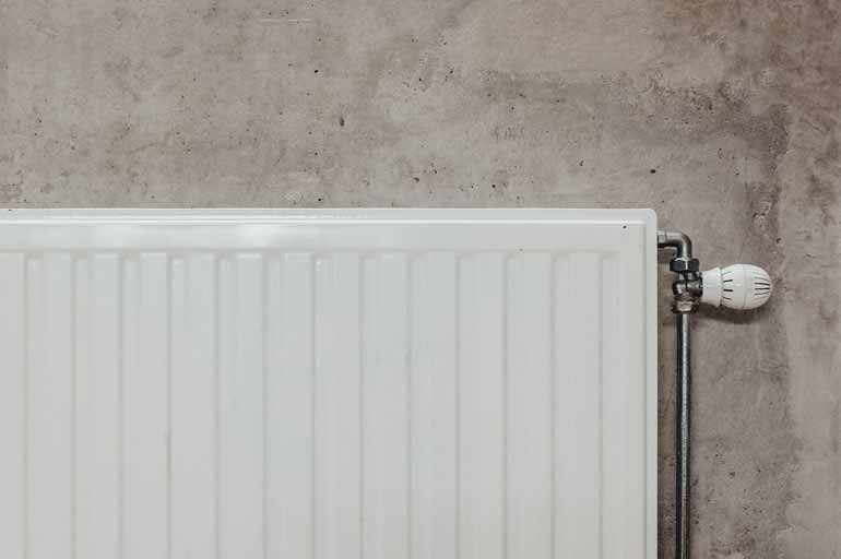 Nahaufnahme eines Heizkörpers in einem Haus