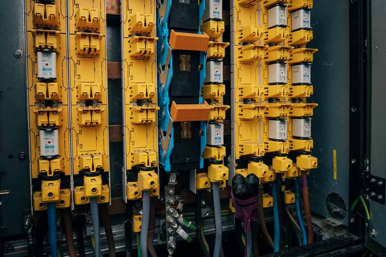 Nahaufnahme eines großen Stromkastens in Rösrath