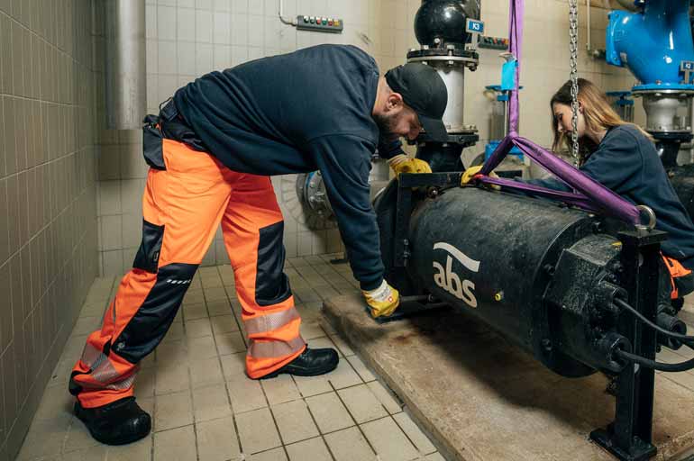 Zwei Mitarbeiter der StadtWerke Rösrath aus der Abteilung Kanalnetz arbeiten an einem Kanalrohr in Rösrath