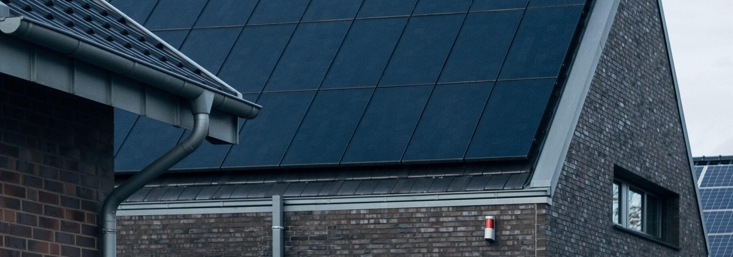 Hausdach, welches vollflächig mit Solarpanelen bedeckt ist