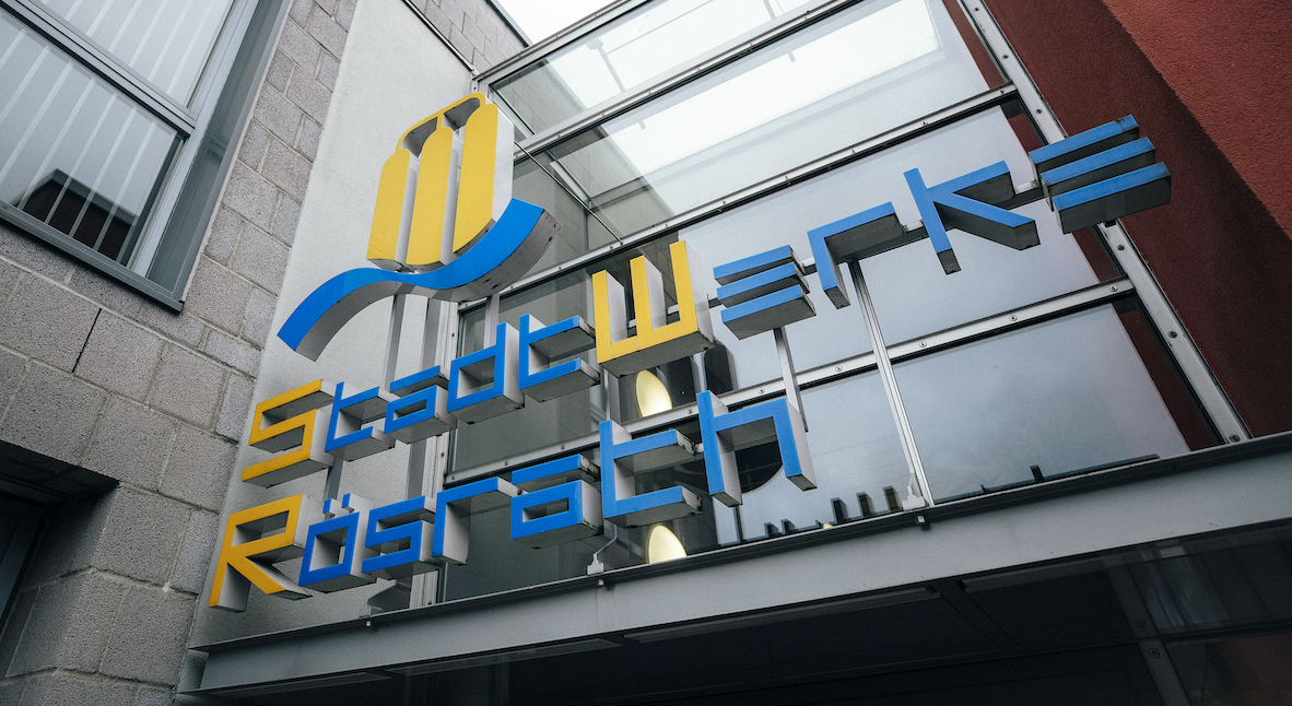 Nahaufnahme vom Logo der StadtWerke Rösrath an der Hauswand des Gebäudes in Rösrath