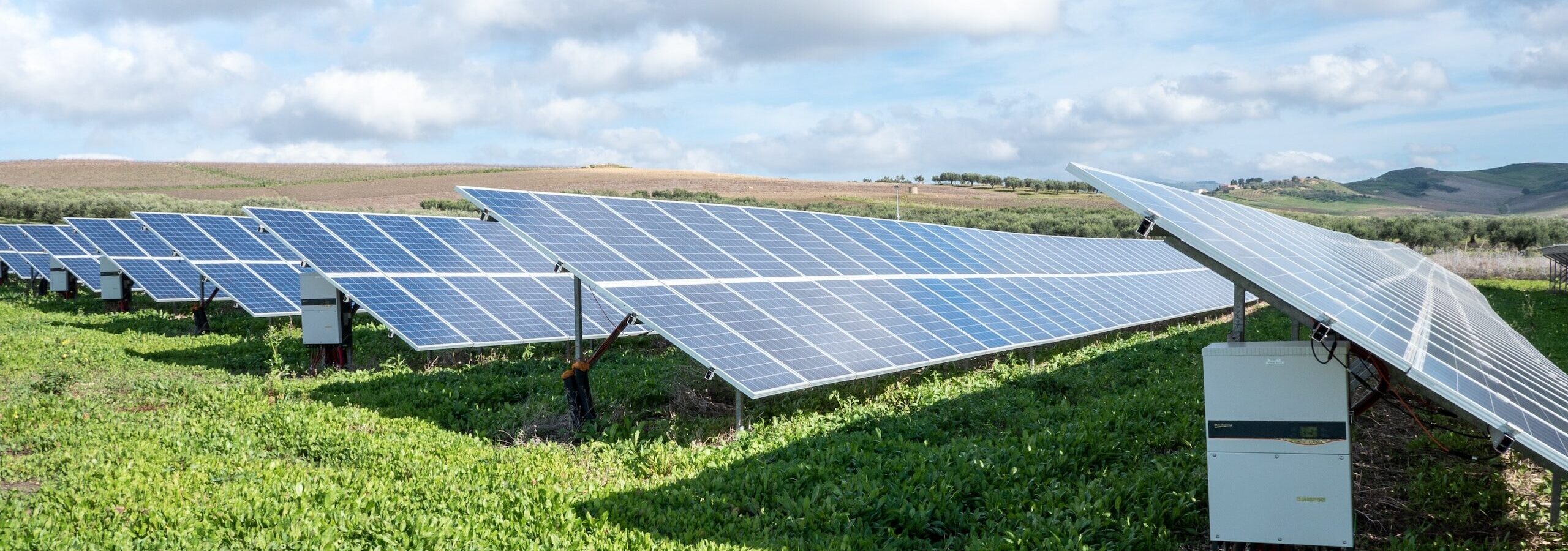 Große Solaranlagen auf einem Feld