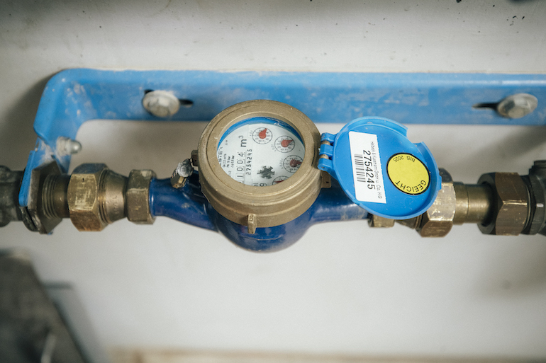 Nahaufnahme eines Wasserzählers in Rösrath