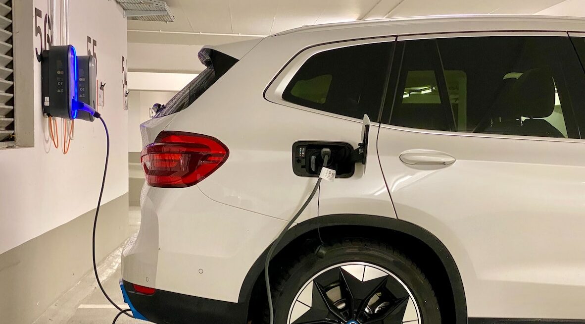 Ein Elektro-Auto lädt in einer Tiefgarage an einer Ladestation
