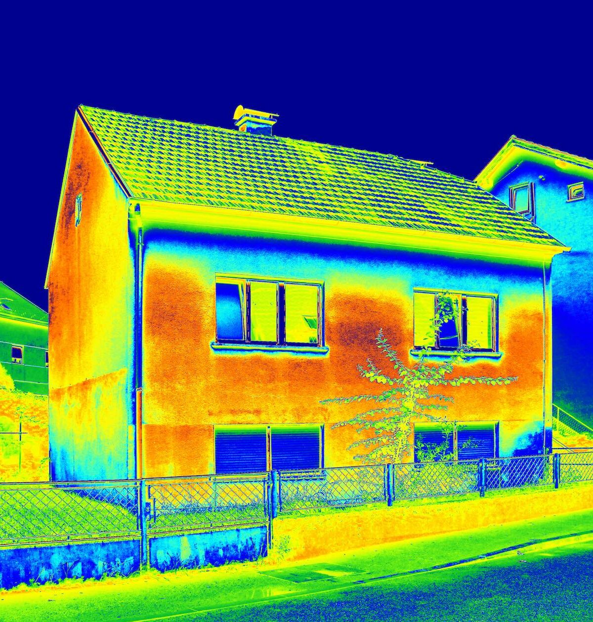 Infrarot-Aufnahme eines Hauses zeigt Zustand der Wärmedämmung an