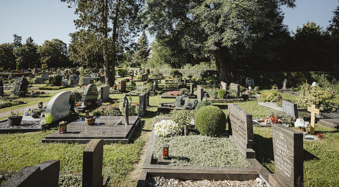 Wahlgräber auf einem Friedhof in Rösrath