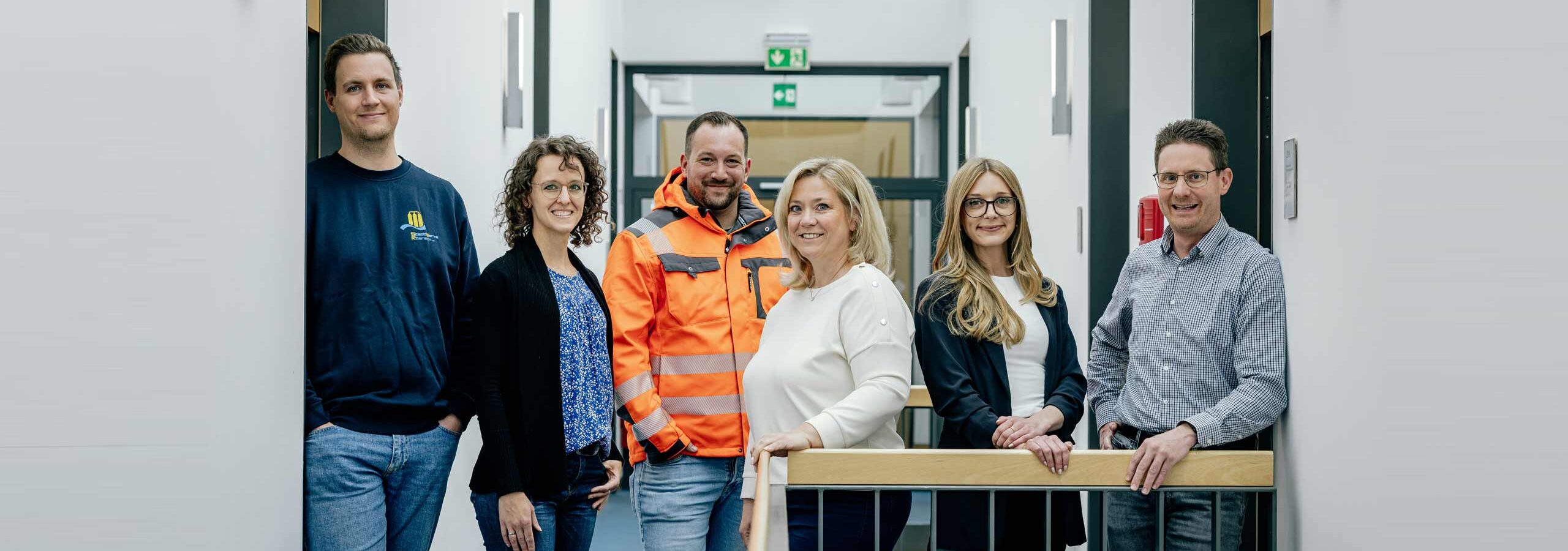 Teambild von sechs Mitarbeiterinnen und Mitarbeitern aus verschiedenen Abteilungen der StadtWerke Rösrath. Alle lächeln sehr freundlich und fröhlich in die Kamera.