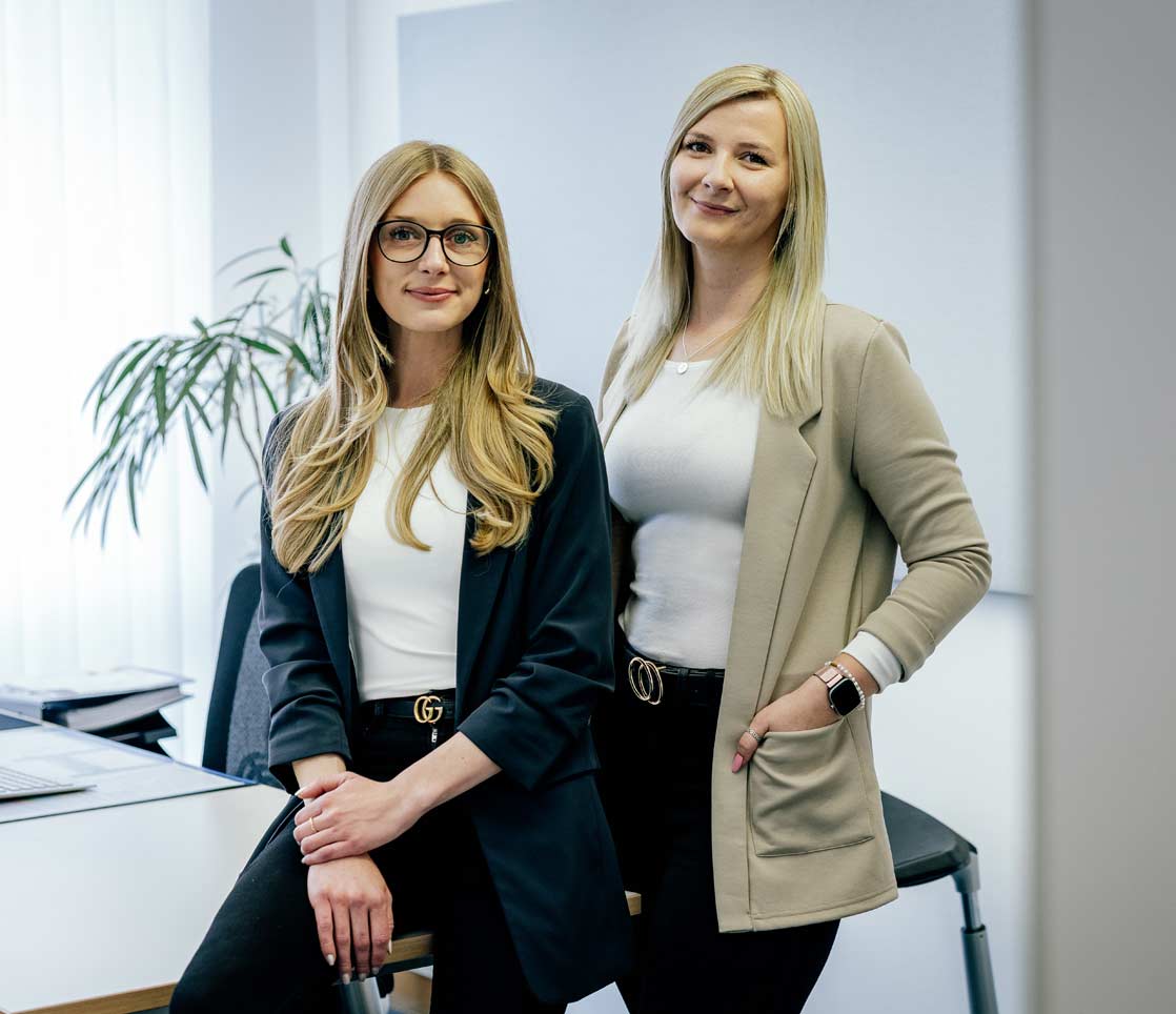 Zwei Mitarbeiterinnen aus der Abteilung Stromnetz der StadtWerke Rösrath