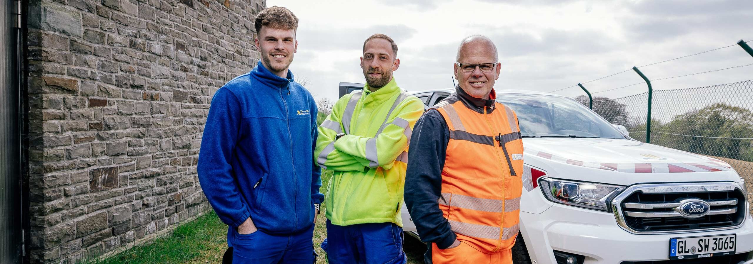 Gruppenbild von drei Mitarbeitern der StadtWerke Rösrath, die zuständig sind für das Trinkwasser in Rösrath
