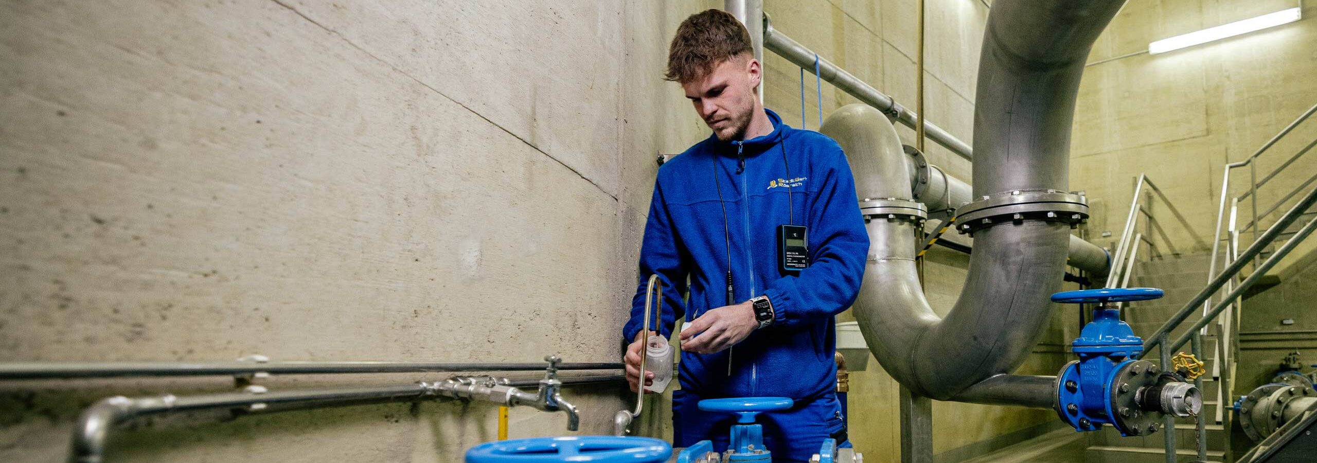 Ein Mitarbeiter aus der Abteilung Trinkwasser in einem Wasserwerk in Rösrath